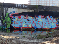 847110 Afbeelding van graffitikunstwerken op een muur bij de tijdelijke jongerenplek 'Teen Spot' onder het Berlijnplein ...